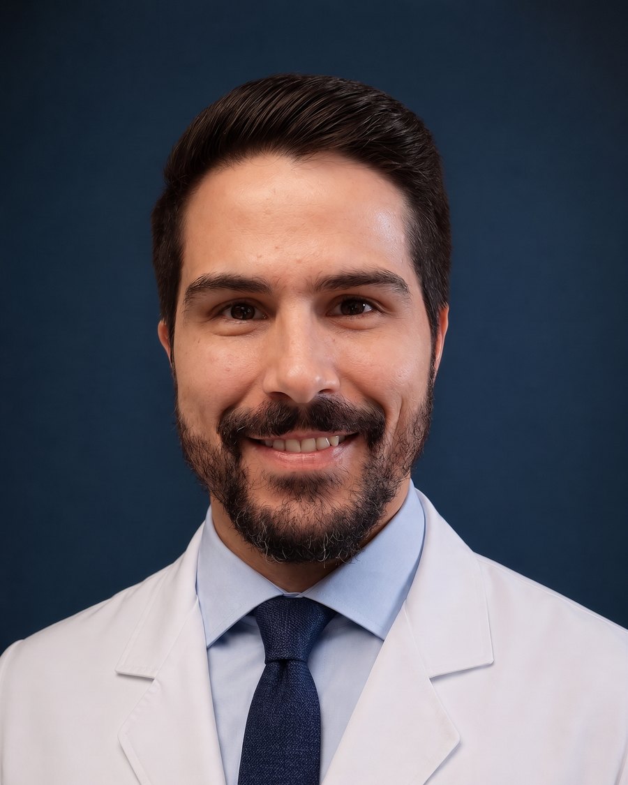 Dr. Matheus Goebel, médico pneumologista, de jaleco branco e gravata, sorrindo