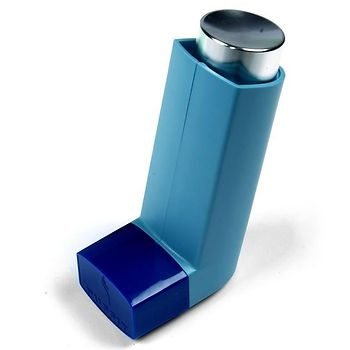 Inalador dosimetrado azul, conhecido como bombinha, em fundo branco